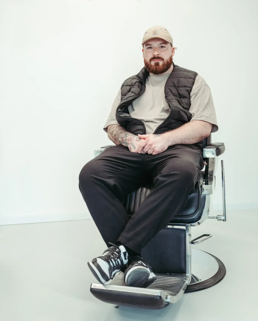 Boris Bavlsik v barberskom kresle